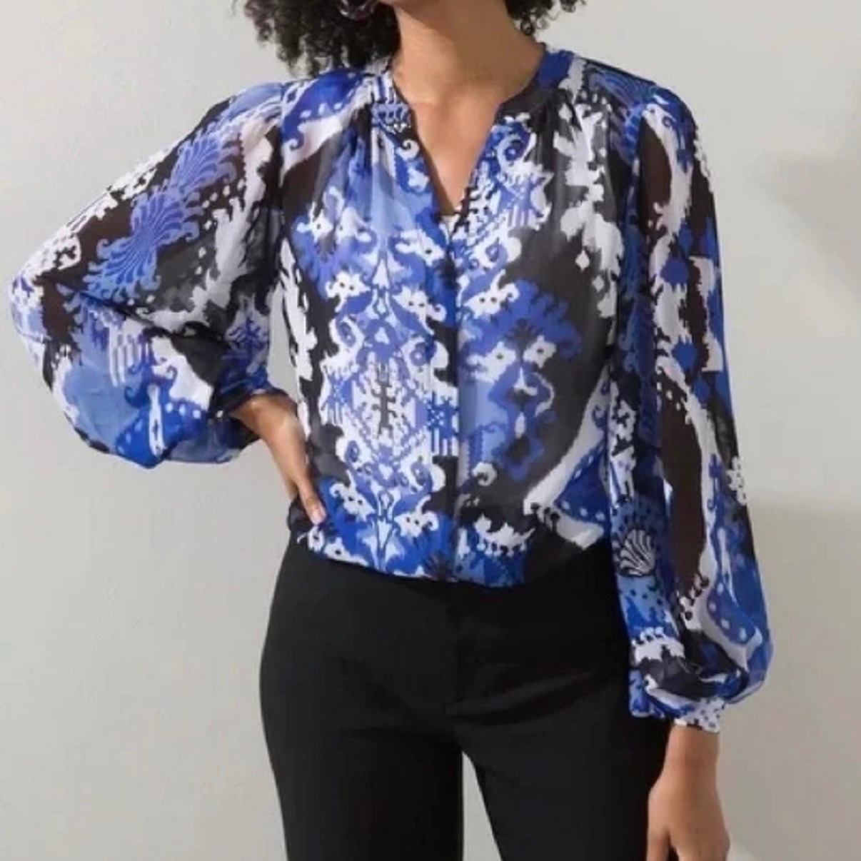 Chico's Blue Ikat Atlas Trapunto Balloon Sleeve Top Sz 1 M 8 Chiffon V-Neck Boho